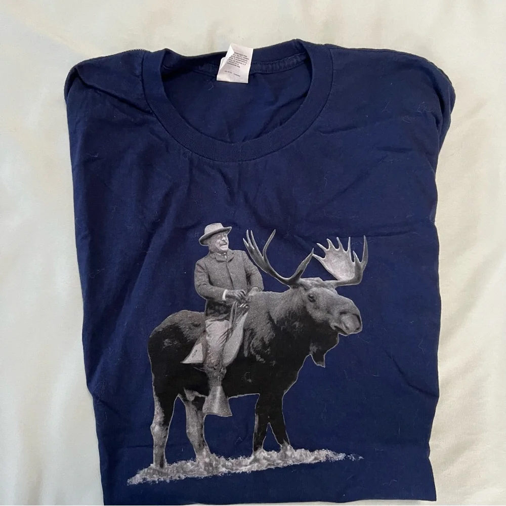 Hanes Navy Teddy Roosevelt Riding a Bull Moose Graphic Men's T-Shirt - Picture 1 of 4